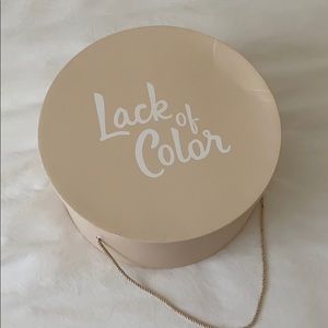 Lack of color hat box